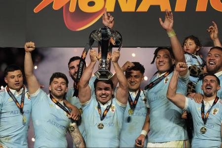 ラグビーの欧州６カ国対抗で２連覇したフランスの選手たち＝１４日（ＡＰ＝共同） 