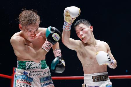 １１回、高田勇仁（左）を攻める松本流星＝横浜ＢＵＮＴＡＩ 