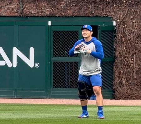 守備練習するカブス・鈴木＝シカゴ（共同） 