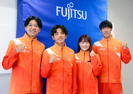 富士通陸上部に新加入する（左から）伊藤蒼唯、上原琉翔、柳井綾音、小川大輝＝２７日、川崎市 