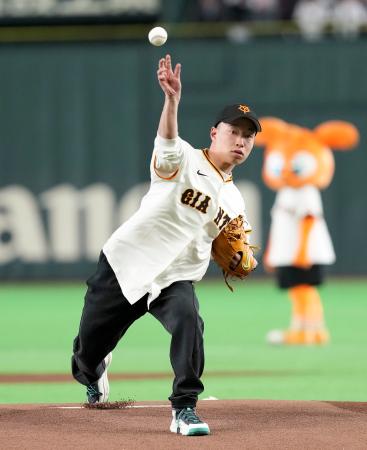 始球式を務める、ミラノ・コルティナ冬季五輪スノーボード金メダリストの木村葵来＝東京ドーム 