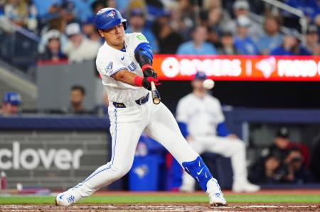 アスレチックス戦の７回、左前にメジャー初安打を放つブルージェイズ・岡本＝トロント（カナダ通信・ＡＰ＝共同） 