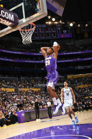 ネッツ戦でダンクシュートを狙うレーカーズの八村＝ロサンゼルス（ＮＢＡＥ・ゲッティ＝共同） 