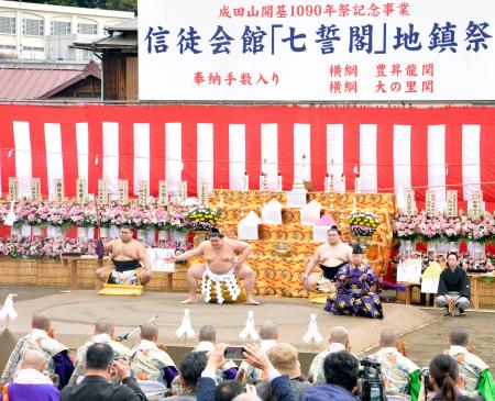 成田山新勝寺で奉納土俵入りを披露する横綱大の里＝２８日、千葉県成田市 