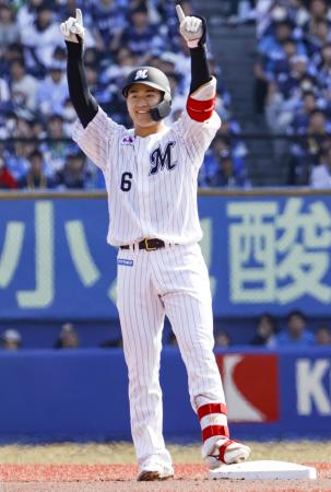 １回、先制二塁打を放ち、声援に応えるロッテ・西川＝ＺＯＺＯマリン 