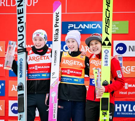 Ｗ杯ジャンプ女子個人最終第３３戦で３位となった丸山希（右）。中央は優勝したニカ・プレブツ＝プラニツァ（共同） 