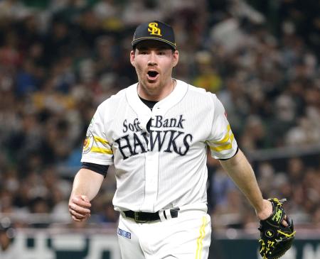 ５回を投げ終え、ベンチに戻るソフトバンクのスチュワート。２季ぶりの勝利を挙げた＝みずほペイペイドーム 