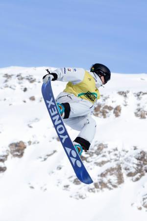 スノーボードＷ杯男子ハーフパイプで優勝した戸塚優斗＝シルバプラナ（共同） 