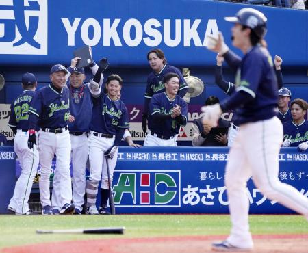 ８回、サンタナの３点二塁打で逆転し、喜ぶ池山監督（左端）らヤクルトベンチ＝横浜 