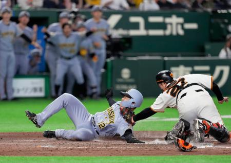 ８回、代打木浪の勝ち越し内野安打で生還した阪神の二走坂本。巨人の捕手岸田＝東京ドーム 