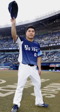 ５安打完封で今季初勝利を挙げ、ファンの声援に応える西武・平良＝ＺＯＺＯマリン 