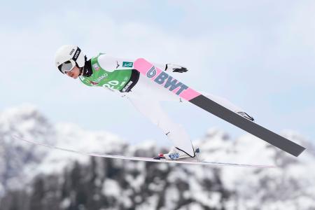 Ｗ杯ジャンプ男子個人最終第２９戦で７位となった中村直幹の飛躍＝プラニツァ（ＡＰ＝共同） 
