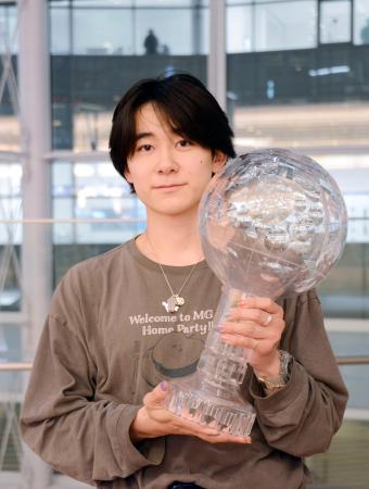 今季最終戦を終えて帰国したスノーボード男子ハーフパイプの戸塚優斗＝３０日、羽田空港 