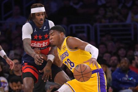 ウィザーズ戦で切り込むレーカーズの八村塁＝３０日、ロサンゼルス（ロイター＝共同） 