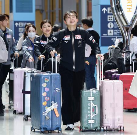 プラハから帰国した坂本花織（手前）ら＝３１日、関西空港 