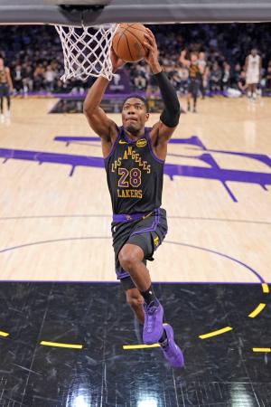 キャバリアーズ戦でダンクシュートを狙うレーカーズの八村＝ロサンゼルス（ＡＰ＝共同） 