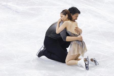 ミラノ五輪フィギュアスケートペア・フリーの演技を終え、抱き合う三浦璃来（右）と木原龍一＝２月、ミラノ 