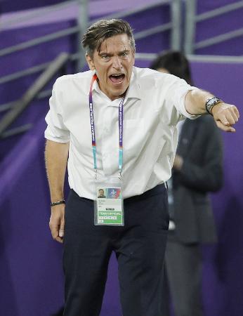 サッカー女子アジア杯決勝のオーストラリア戦で指示を出すニールセン監督＝３月２１日、シドニー（共同） 