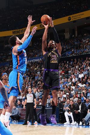 サンダー戦でシュートを放つレーカーズの八村（右）＝オクラホマシティー（ＮＢＡＥ・ゲッティ＝共同） 