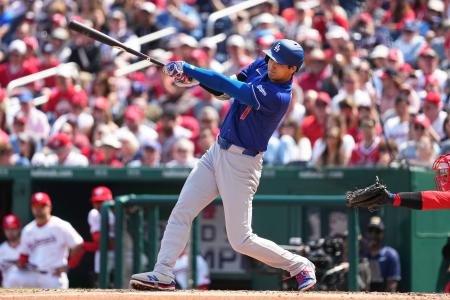 米大リーグ、ナショナルズ戦の３回、今季初本塁打となる３ランを放つドジャースの大谷翔平＝３日、ワシントン（共同） 