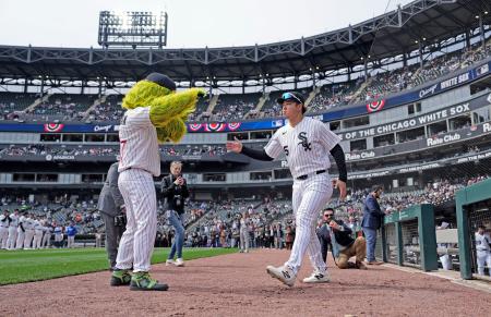ブルージェイズとの本拠地開幕戦で、選手紹介でグラウンドに入るホワイトソックス・村上＝シカゴ（共同） 