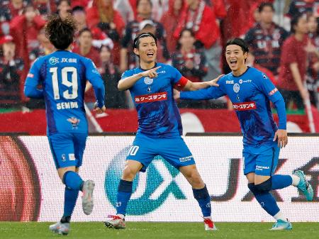 水戸―鹿島　前半、先制ゴールを決め喜ぶ水戸・渡辺（中央）＝Ｋｓスタ 