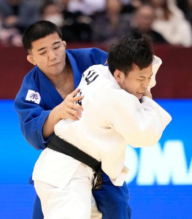 男子６０キロ級決勝　佐藤星衣（左）に敗れた永山竜樹＝福岡国際センター 