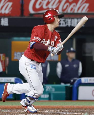 ８回楽天２死一、二塁、小深田が右中間に先制の２点三塁打を放つ＝ベルーナドーム 