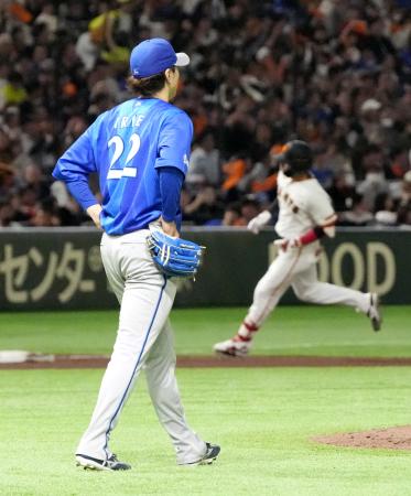 ４回、巨人・増田陸（奥）に同点２ランを浴びたＤｅＮＡ・入江＝東京ドーム 