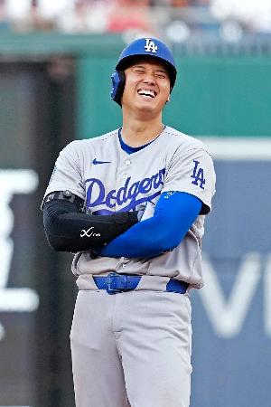ナショナルズ戦の５回、タッカーの四球で二塁に進み笑顔のドジャース・大谷＝ワシントン（共同） 