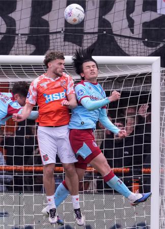 フォレンダム戦で競り合うフェイエノールトの上田（右）＝フォレンダム（共同） 