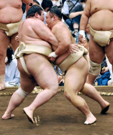 大相撲春巡業の朝稽古で熱海富士（左）と相撲を取る朝乃山＝東京都足立区 