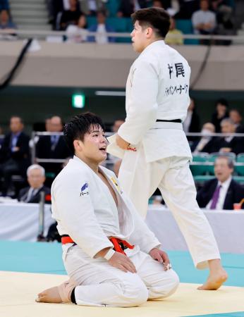 決勝で村尾三四郎（奥）に優勢勝ちし、初優勝を果たして笑顔を見せる田嶋剛希＝日本武道館 