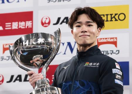 男子個人総合で３連覇し、世界選手権代表に決まった岡慎之助＝東京体育館 