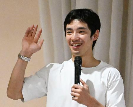 花巻東高の生徒への特別授業を行う体操金メダリストの白井健三さん＝３日午後、岩手県花巻市 