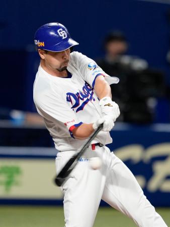 ９回中日２死一、二塁、代打阿部が右前にサヨナラ打を放つ＝バンテリンドーム 