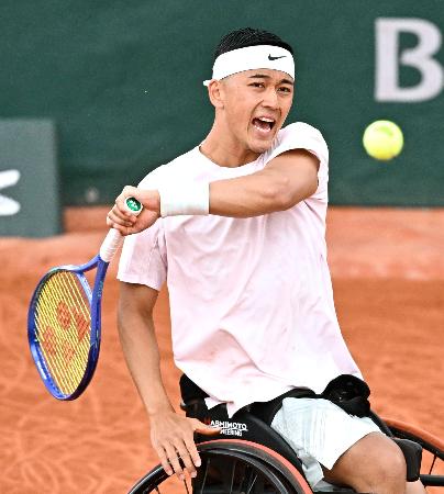 車いすの部男子シングルス準決勝でプレーする小田凱人＝パリ（共同） 