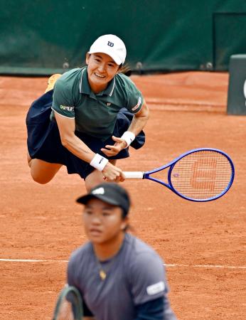 女子ダブルス準決勝でプレーする青山修子（奥）、梁恩碩組＝パリ（共同） 