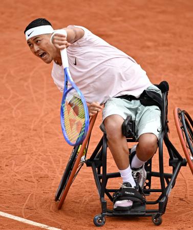 車いすの部男子シングルス決勝でプレーする小田凱人＝パリ（共同） 