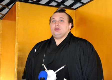 大関昇進披露宴を前に取材に応じる安青錦＝７日、東京都内 