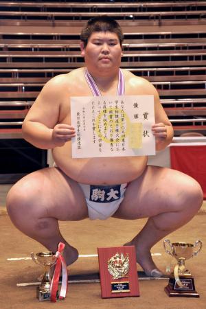 相撲の東日本学生選手権で個人戦を制した駒大の阿部佑磨＝７日、両国国技館 