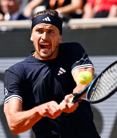 男子シングルス決勝でプレーするアレクサンダー・ズベレフ＝パリ（共同） 