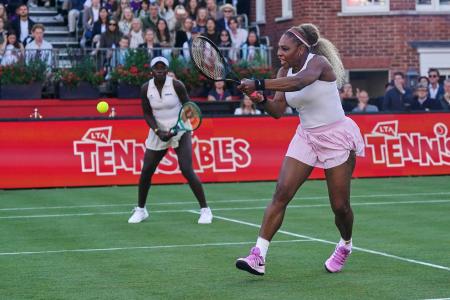 テニスのＨＳＢＣ選手権の女子ダブルスで競技復帰したセリーナ・ウィリアムズ（手前）＝ロンドン（ＡＰ＝共同） 
