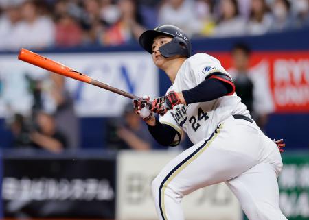 １回オリックス１死、紅林が左越えに２者連続の本塁打を放つ＝京セラドーム 