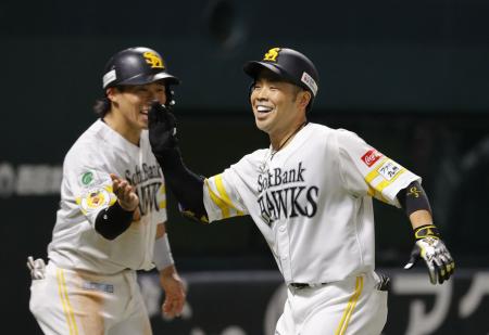 ３回、２ランを放ち野村（左）とタッチを交わすソフトバンク・近藤＝みずほペイペイドーム 