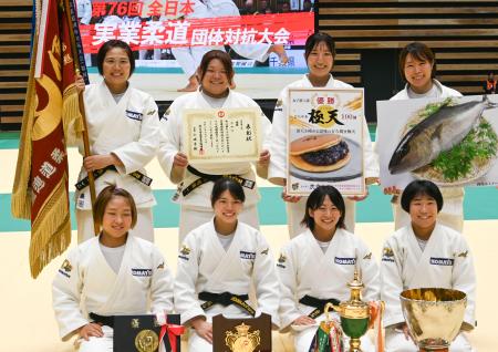 女子１部で優勝したコマツの選手たち＝アスリートタウン延岡アリーナ 