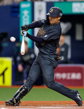 １０回オリックス２死一、三塁、山中が左越えにサヨナラ打を放つ＝京セラドーム 