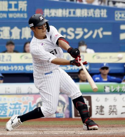 ５回ロッテ２死満塁、山口が中前に決勝となる勝ち越し２点打を放つ＝ＺＯＺＯマリン 