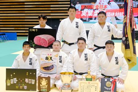 男子１部で優勝した旭化成の選手たち＝アスリートタウン延岡アリーナ 