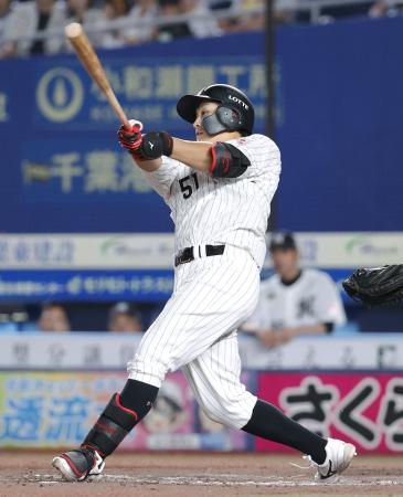 ８回ロッテ無死一塁、山口が左越えに勝ち越し２ランを放つ＝ＺＯＺＯマリン 